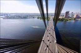 Спасатели сняли с верхушки Московского моста бесстрашных «Ромео и Джульету»