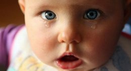 Продолжительные периоды плача у ребенка могут привести к проблеме с мозгом