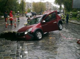 В Киеве девушка на джипе провалилась в трехметровую яму (ФОТО+ВИДЕО)