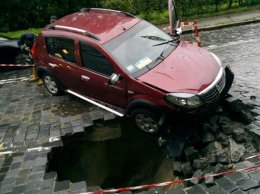 В Киеве девушка на джипе провалилась в трехметровую яму (ФОТО+ВИДЕО)