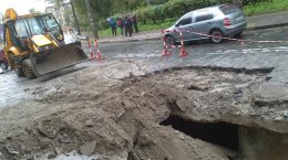 В Киеве девушка на джипе провалилась в трехметровую яму (ФОТО+ВИДЕО)