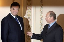 Янукович из-под носа Путина уводит самый жирный кусок