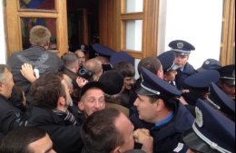 Митингующие начали штурм Полтавского городского совета