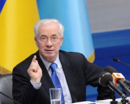 Азаров назвал причину плохих дорог в Украине