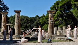 Древняя Олимпия зажгла огонь зимней Олимпиады в Сочи