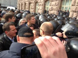 Толпу митингующих возле Киеврады забросали дымовыми шашками (ВИДЕО)