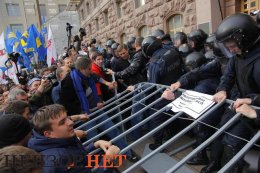 Как киевляне брали штурмом «комендатуру Януковича» (ФОТО+ВИДЕО)