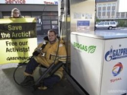 В Германии активисты Greenpeace заблокировали все заправки "Газпрома" (ФОТО)