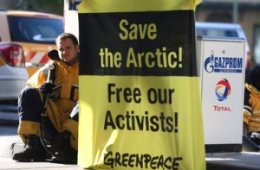 В Германии активисты Greenpeace заблокировали все заправки "Газпрома" (ФОТО)