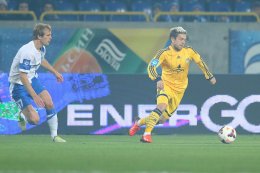 Матч между «Днепром» и «Металлистом» прервали по техническим причинам (ВИДЕО)