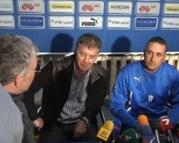 Фанаты болгарского "Левски" раздели нового тренера прямо на пресс-конференции (ВИДЕО)