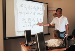 По всей Украине сотни учеников начали изучать китайский язык