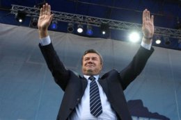 Янукович пожелал футболистам и тренерам новых весомых свершений