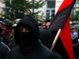 Во Львове милиция задержала националистов, которые кидали ножи и молотки