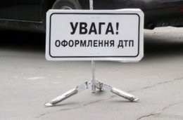 В Киеве авто на полном ходу врезалось в столб и загорелось (ВИДЕО)