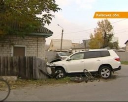 В Броварах две иномарки размазали по стене велосипедиста (ВИДЕО)