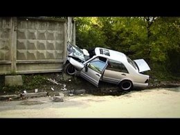 В Киеве водитель мерседеса на полной скорости протаранил забор (ВИДЕО)