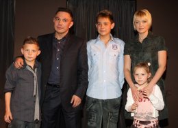 Седина в бороду... Коcтя Цзю ушел от супруги к молодой модели