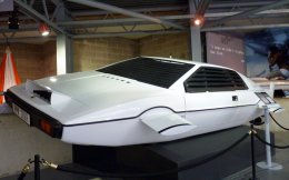Знаменитый миллиардер купил легендарный автомобиль-субмарину (ФОТО)