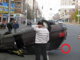 ДТП в Киеве: от столкновения «Ауди» перевернуло на крышу (ФОТО)