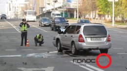 ДТП в Киеве: от столкновения «Ауди» перевернуло на крышу (ФОТО)
