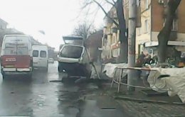 В Кривом Роге ВАЗ разнес остановку (ВИДЕО)