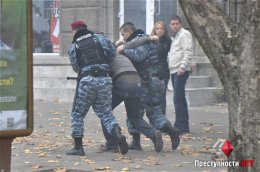 Националисты забросали дымовыми шашками "Русский марш" в Николаеве (ВИДЕО)