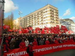 Тысячи коммунистов прошли по Киеву в честь Великой Октябрьской революции