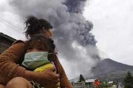 Около двух тысяч человек эвакуированы из-за извержения вулкана в Индонезии (ВИДЕО)