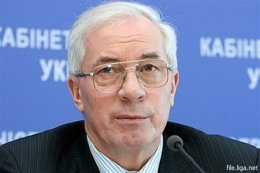 Азаров купил снегоуборочных лопат на 8,5 млн грн