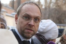 Власенко допрашивают по поводу избиения жены