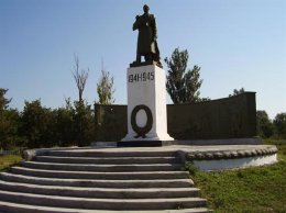 Под Николаевом из мемориальных плит с именами погибших выложили дорожку в школу (ФОТО)