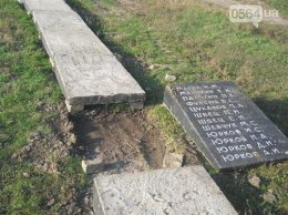 Под Николаевом из мемориальных плит с именами погибших выложили дорожку в школу (ФОТО)