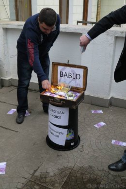 Сегодня в Киеве сожгли миллион евро (ФОТО)
