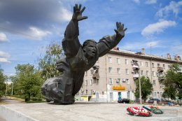 В Днепропетровске появился памятный знак герою и воздвигнут памятник... коту