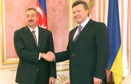 На церемонии встречи президента Азербайджана с Януковичем случился курьез (ВИДЕО)