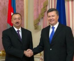 Янукович вручил Алиеву орден