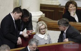 По мнению Тягнибока истерия вокруг членства Фарион в КПСС - это заказ власти