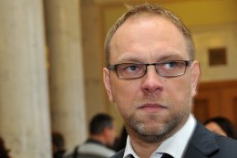 Власенко жалуется на бедность