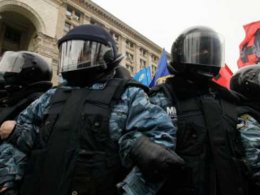 Утро на Майдане началось потасовкой митингующих с милицией (ВИДЕО) Утро на Майдане началось потасовкой митингующих с милицией (ВИДЕО)