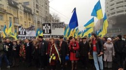 В Киеве прошло шествие в память о жертвах Голодомора (ВИДЕО)