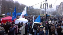 Европейская площадь не вмещает всех желающих поддержать евроинтеграцию (ФОТО)