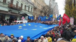 Как митингующие снесли коммунистическую палатку на бульваре Шевченко (ВИДЕО)