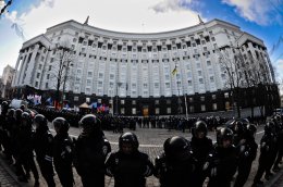 Водитель служебного внедорожника пытался выехать с территории Кабмина (ВИДЕО)