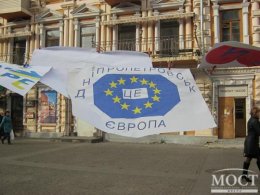 В Днепропетровске 40 неизвестных молодых людей разгромили Евромайдан (ВИДЕО)
