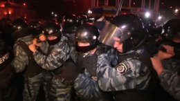 Масштабная схватка на Евромайдане: активистка проникла в автобус СБУ (ВИДЕО)