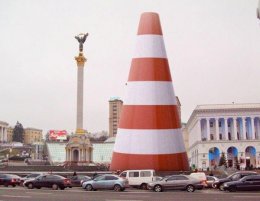 "С барского плеча". Мэр Житомира не знает, что делать с подаренной Киевом елкой-конусом (ФОТО)