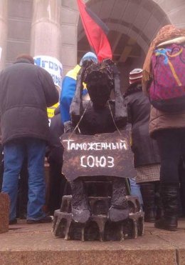 На Майдане появилась скульптура, изображающая Таможенный союз (ФОТО)