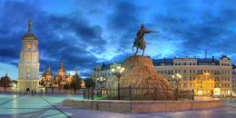 На Михайловской площади в Киеве монтируют сцену