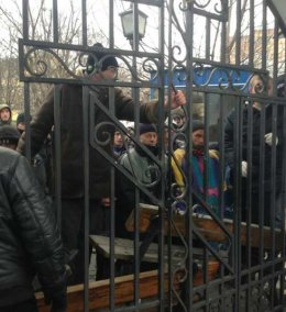 Сторонники евроинтеграции укрепляют позиции на территории Михайловского собора (ФОТО)